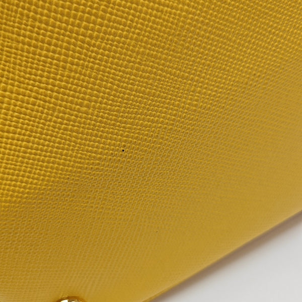Doble Saffiano Mediano Piel de Becerro Amarillo