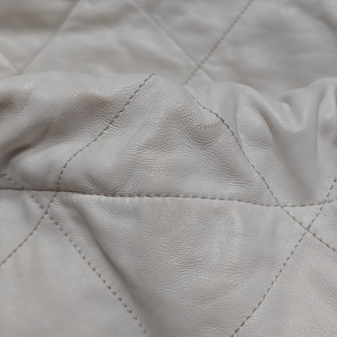 CHANEL 22 Piel de becerro acolchada grande blanca