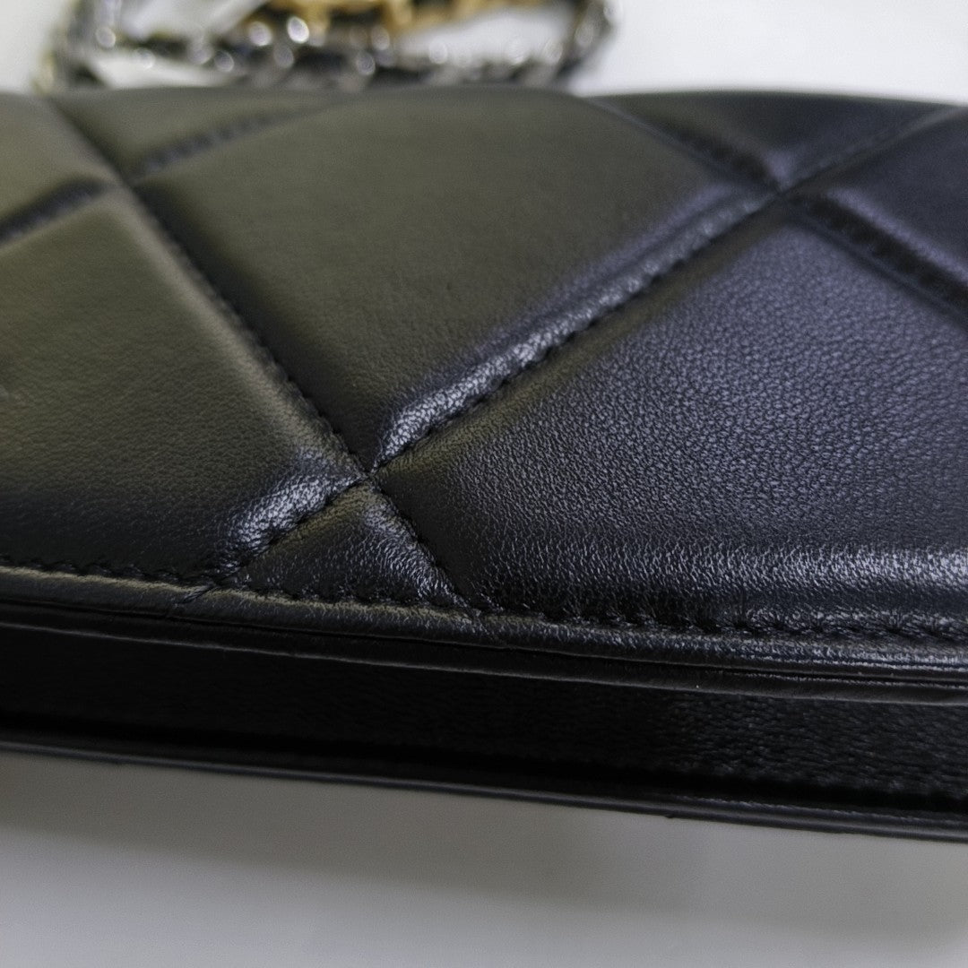 CHANEL 19 WOC Piel de Cordero Acolchada Negra