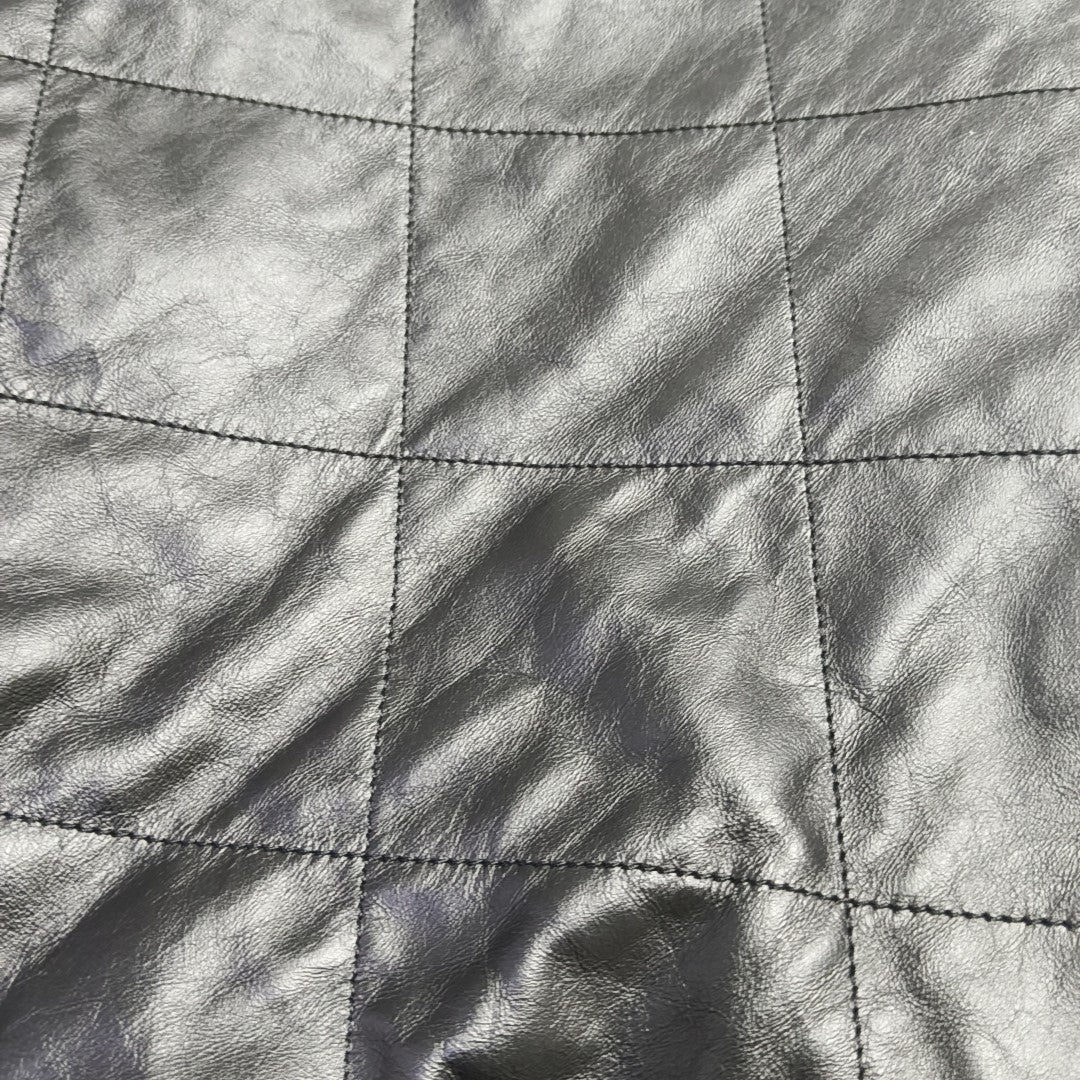 CHANEL 22 Medium Quilted Calfskin Black