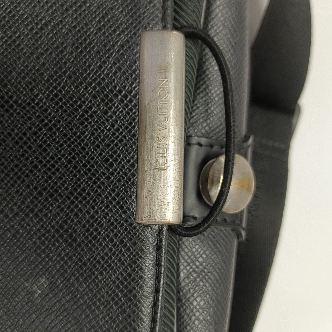 VIKTOR Calfskin Black