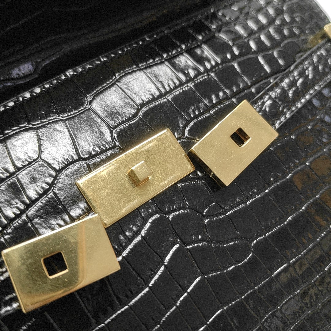 MANHATTAN Small Calfskin Black