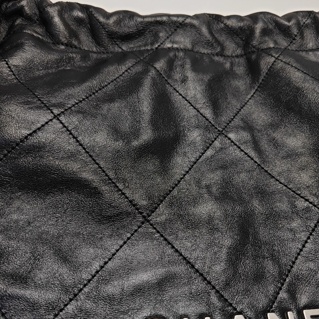 CHANEL 22 Medium Quilted Calfskin Black
