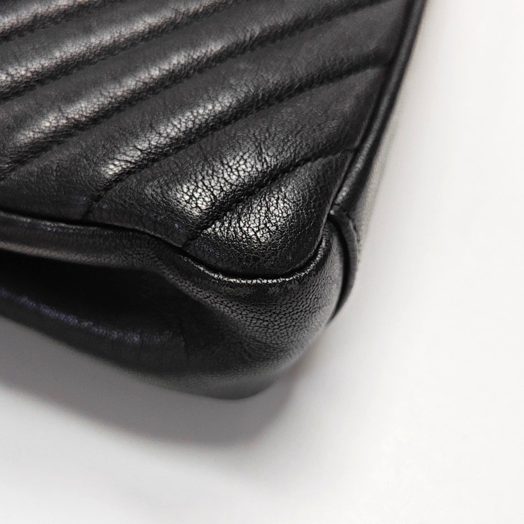 Authenticated pre-owned  COLLEGE Medium Chevron, Quilted Lambskin Black - Shoulder Bag at Looply