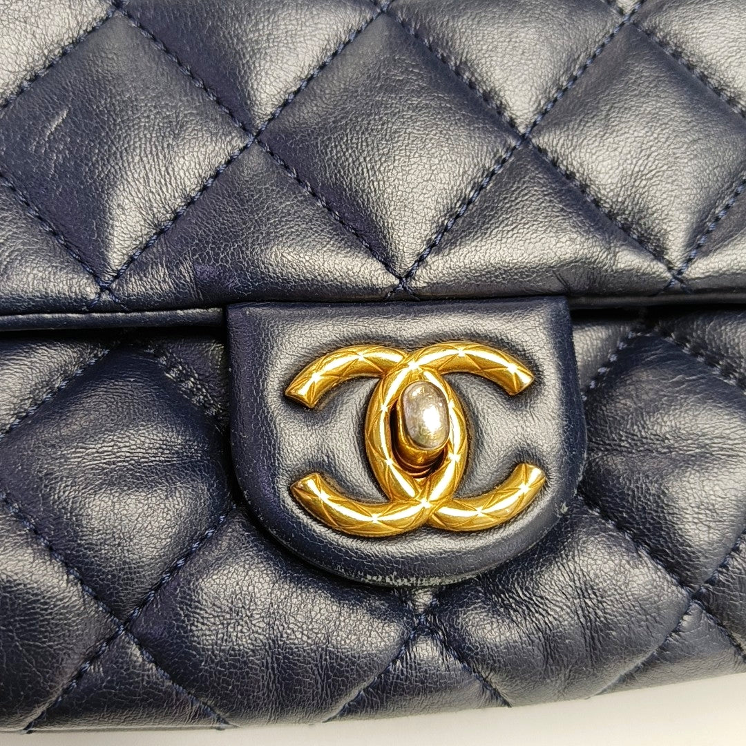 Authenticated pre-owned  CLASSIC FLAP Quilted Lambskin Blue - Crossbody Bag at Looply