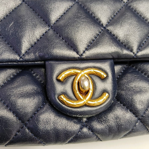 Authenticated pre-owned  CLASSIC FLAP Quilted Lambskin Blue - Crossbody Bag at Looply