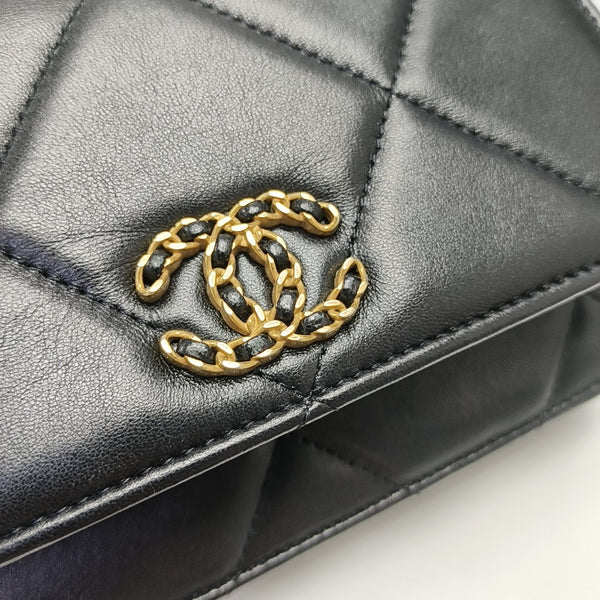 CHANEL 19 WOC Piel de Cordero Acolchada Negra