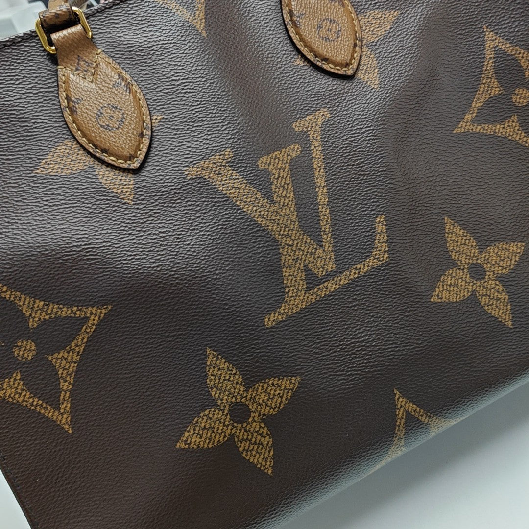 Onthego MM Lona revestida Monogram Marrón