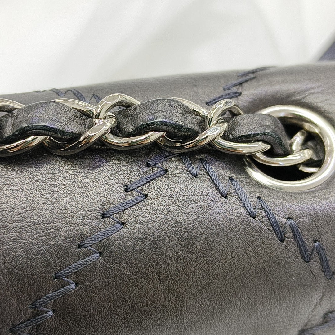 Authenticated pre-owned  CLASSIC FLAP Medium Quilted Calfskin Grey - Shoulder Bag at Looply