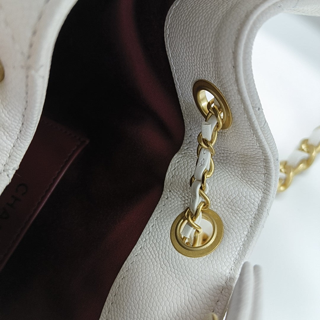 CHANEL 25 Small Piel de ternera granulada acolchada Blanca