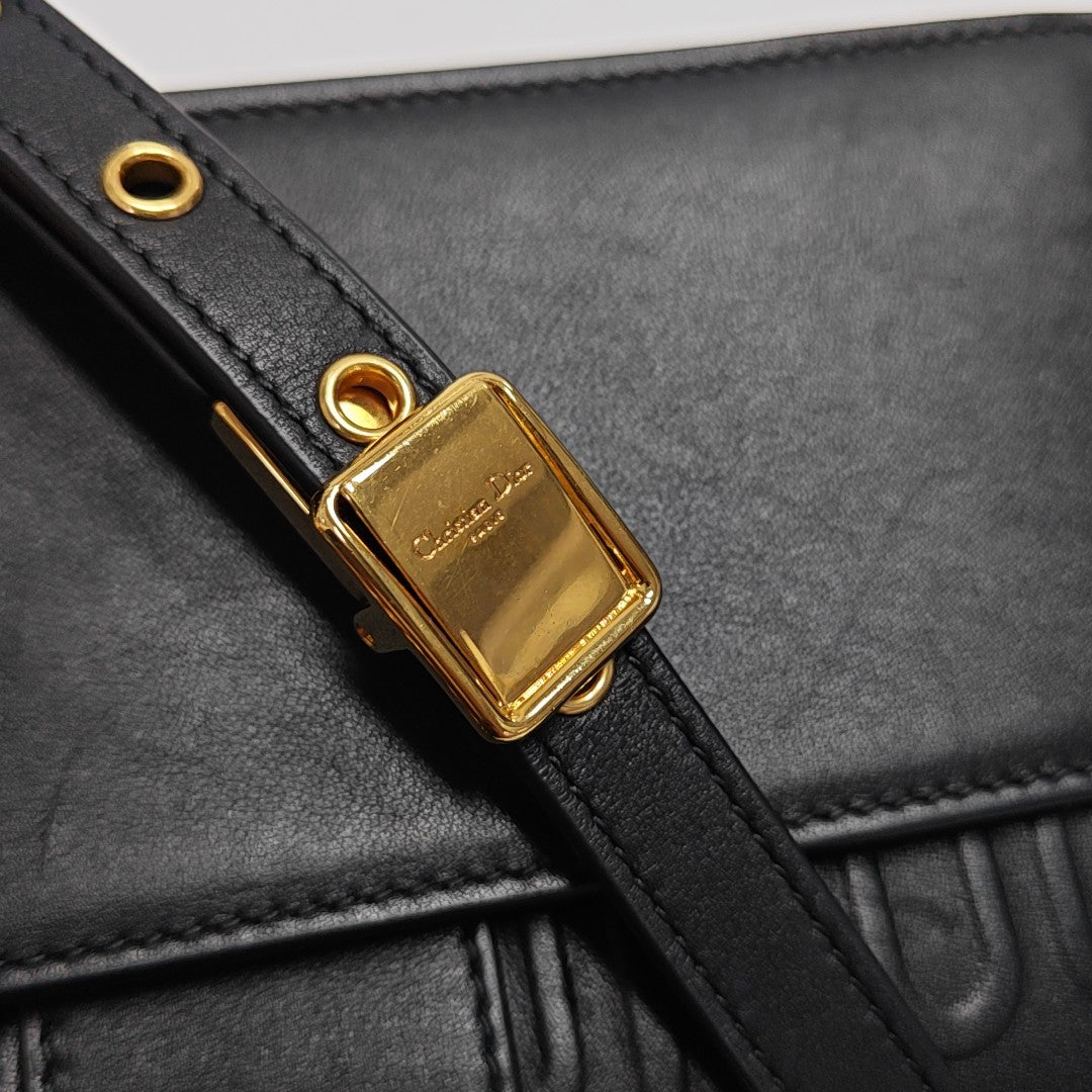 30 Montaigne East-West Calfskin Black