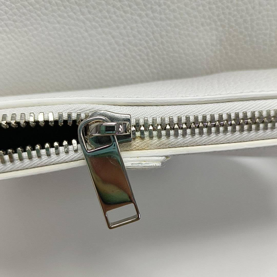 Authenticated pre-owned  Saddle Medium Calfskin White - Crossbody Bag at Looply