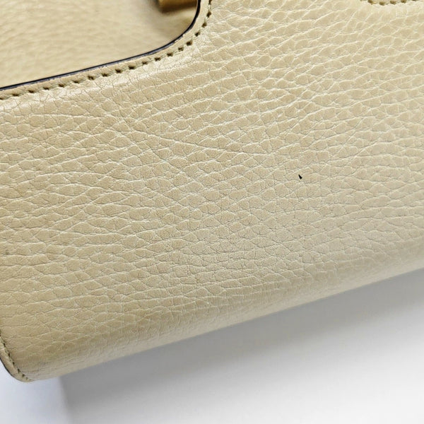 Piel de becerro mini con G entrelazada Beige