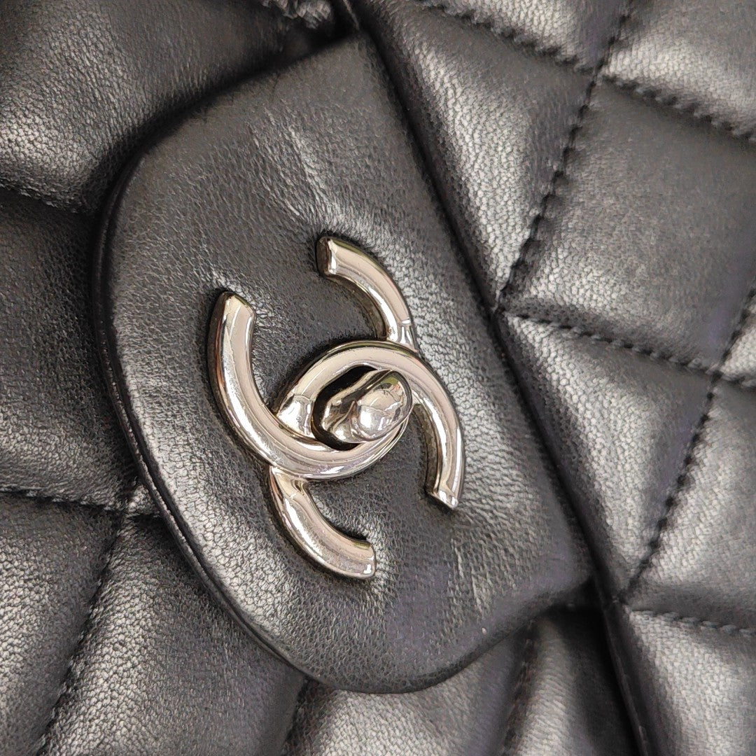 CLASSIC FLAP Jumbo Quilted Lambskin Black