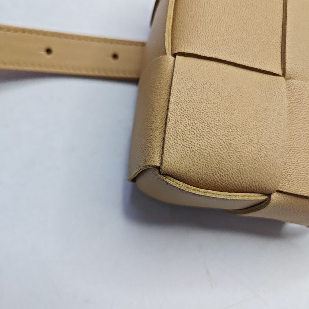 Cassette de piel de cordero mini beige