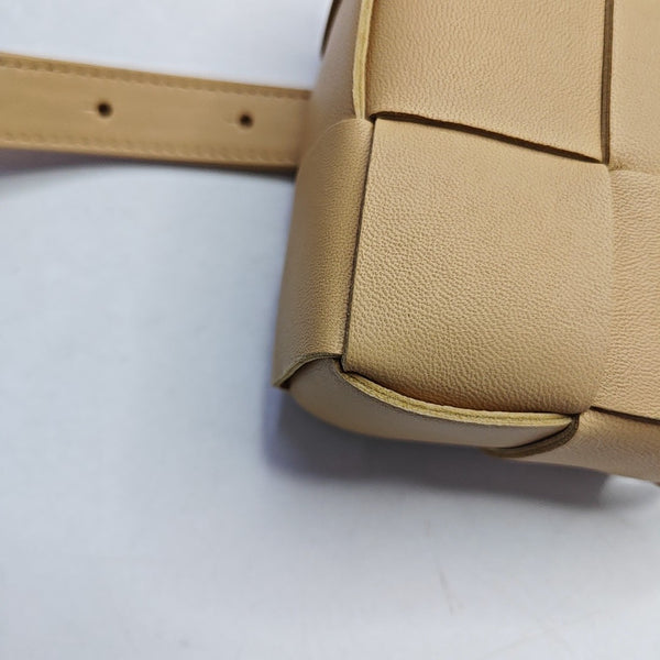 Cassette de piel de cordero mini beige