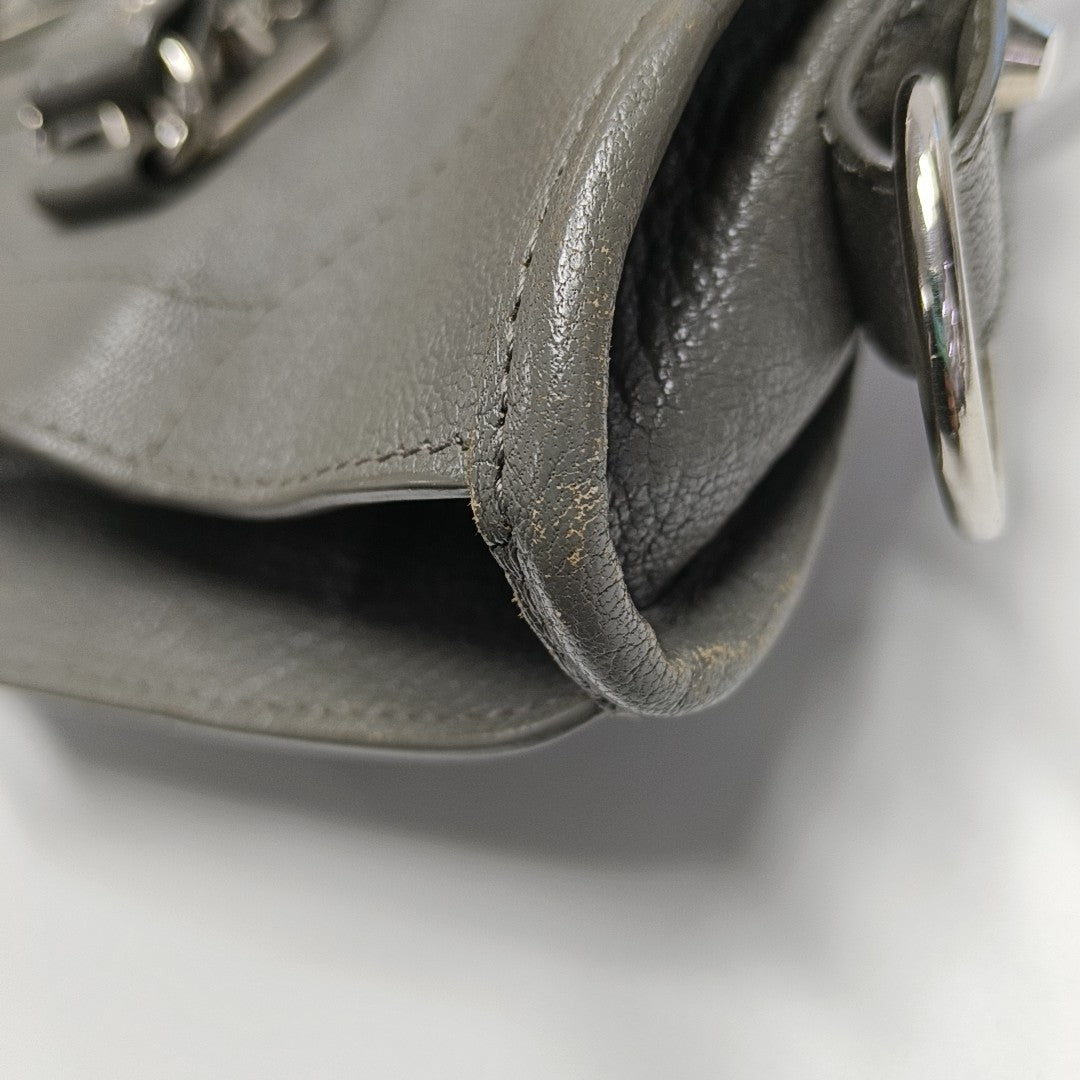 Bolso Classic Metallic Edge City Mediano de Piel de Cordero Gris