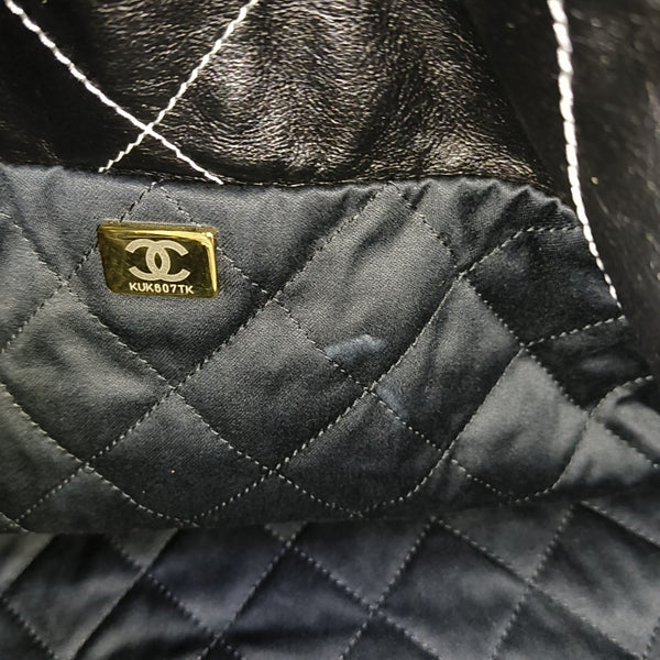 CHANEL 22 Medium Quilted Calfskin Black