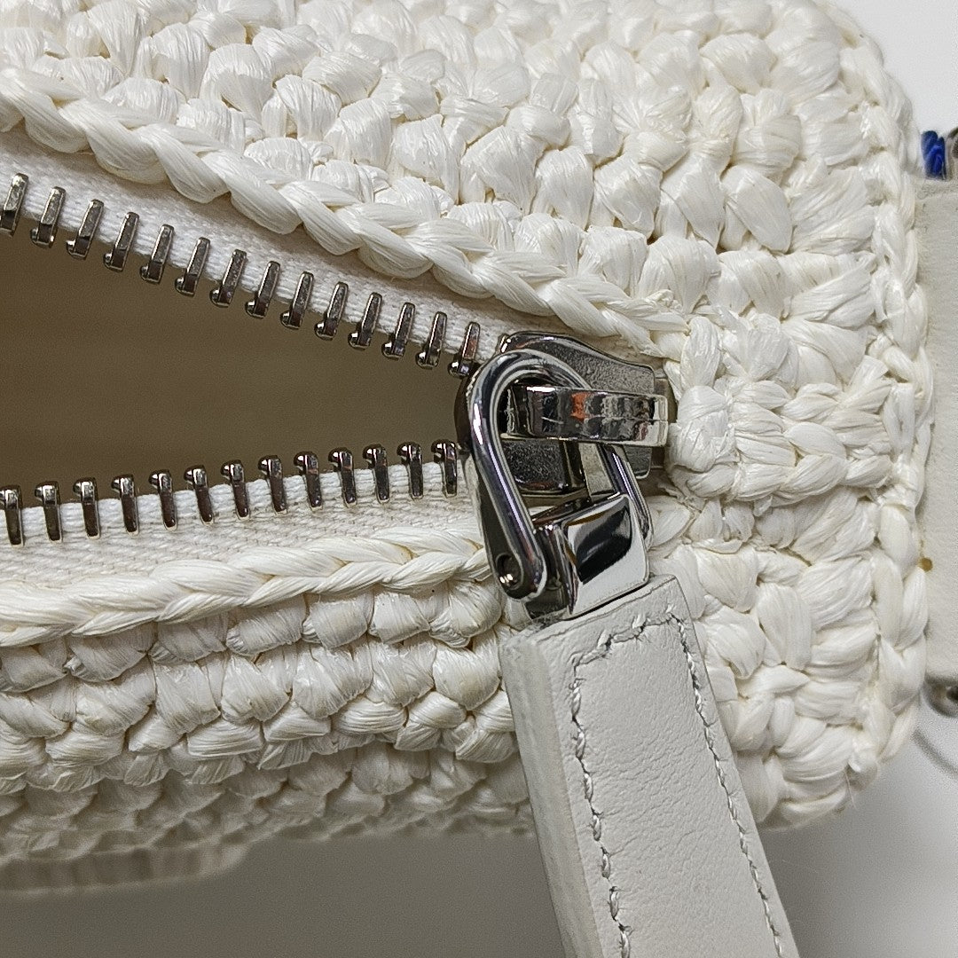 Authenticated pre-owned  Triangle Straw White - Shoulder Bag at Looply
