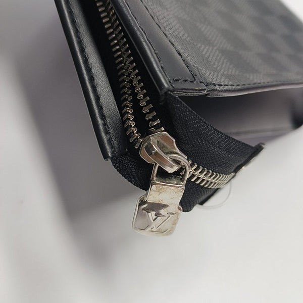 Pochette Voyag MM Damier Graphite Coated Canvas Gray