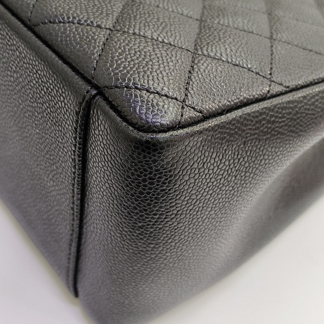 CHANEL GST Grande Piel de Becerro Granulada Acolchada Negra