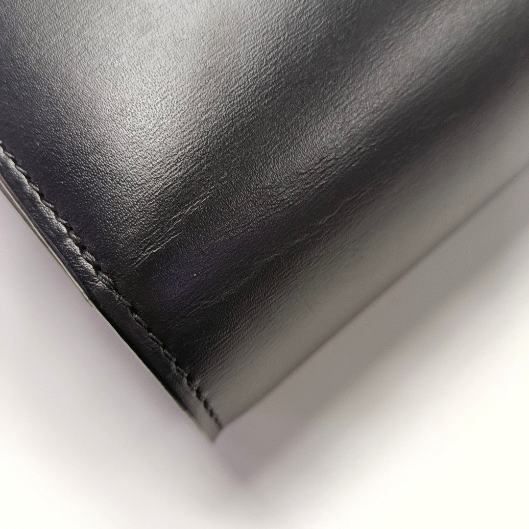 Authenticated pre-owned  CLASSIC BOX Medium Calfskin Black - Crossbody Bag at Looply