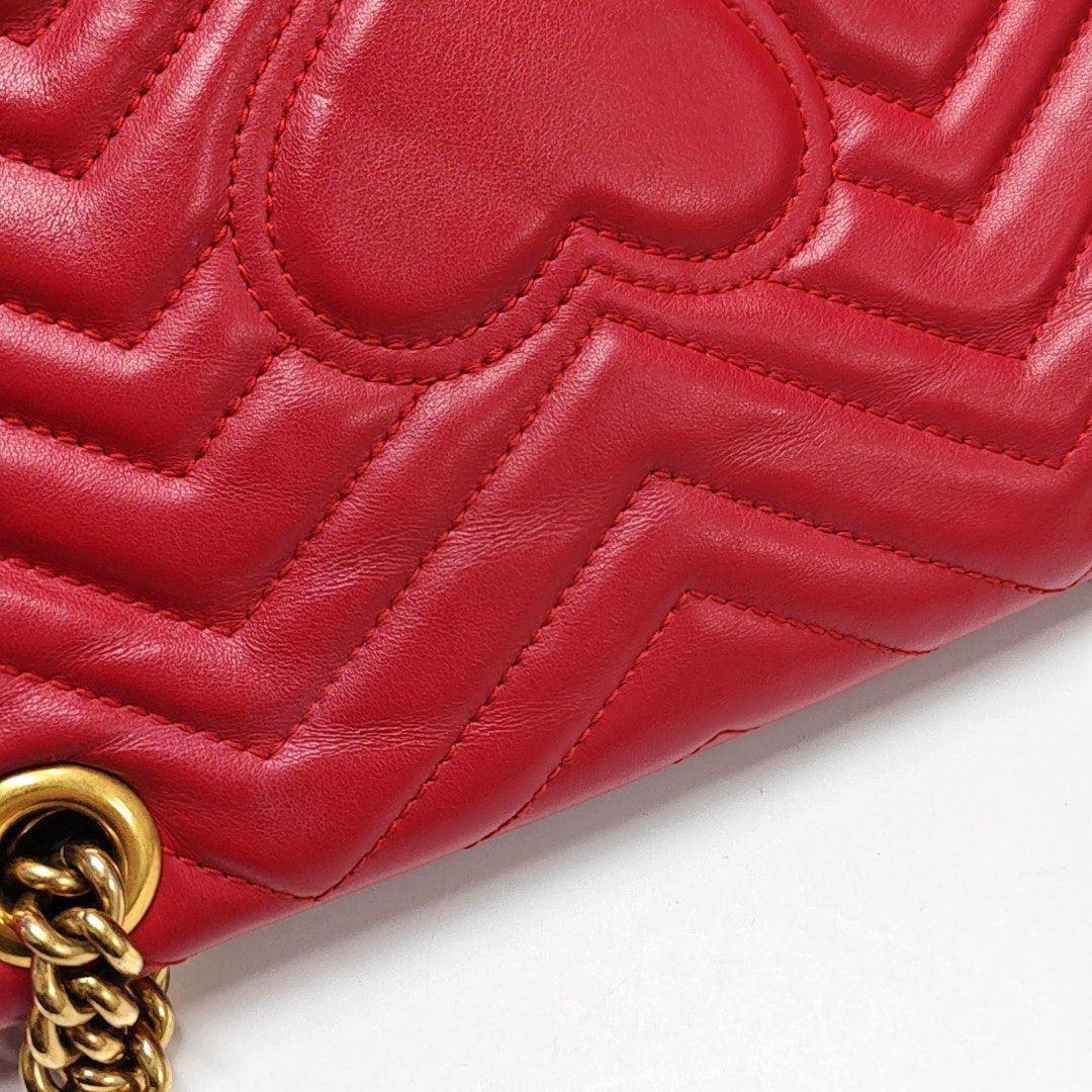 Authenticated pre-owned  GG Marmont Medium Quilted Calfskin Red - Shoulder Bag at Looply