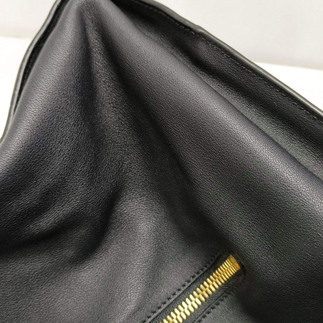 Authenticated pre-owned  Hammock Small Calfskin Black - Shoulder Bag at Looply