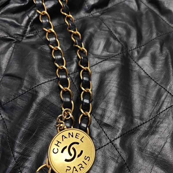 CHANEL 22 Medium Quilted Calfskin Black
