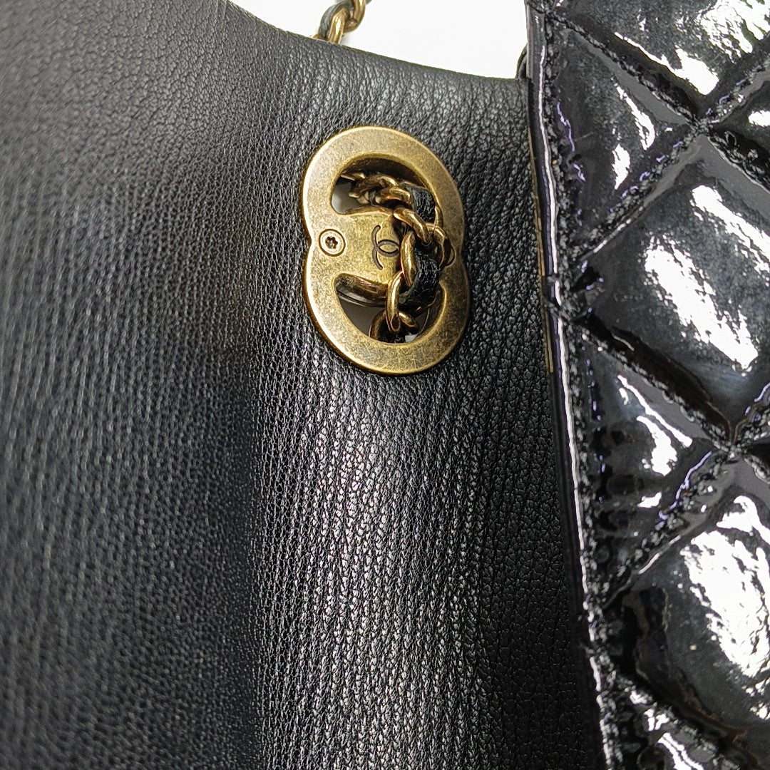 CLASSIC FLAP Quilted Patent Leather Black