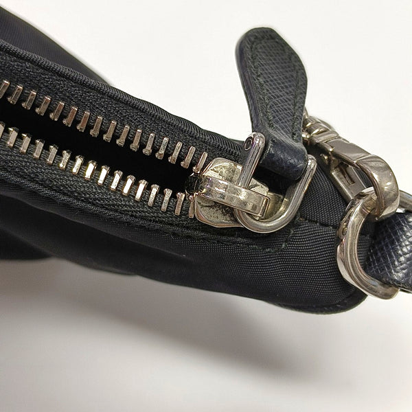 Authenticated pre-owned  Re-Edition2005 Nylon Black - Crossbody Bag at Looply