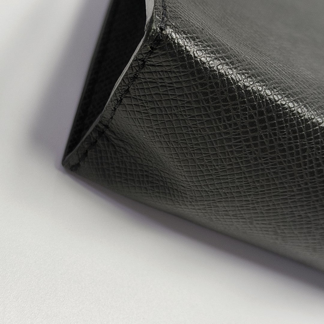 Pochette Voyag MM Calfskin Black