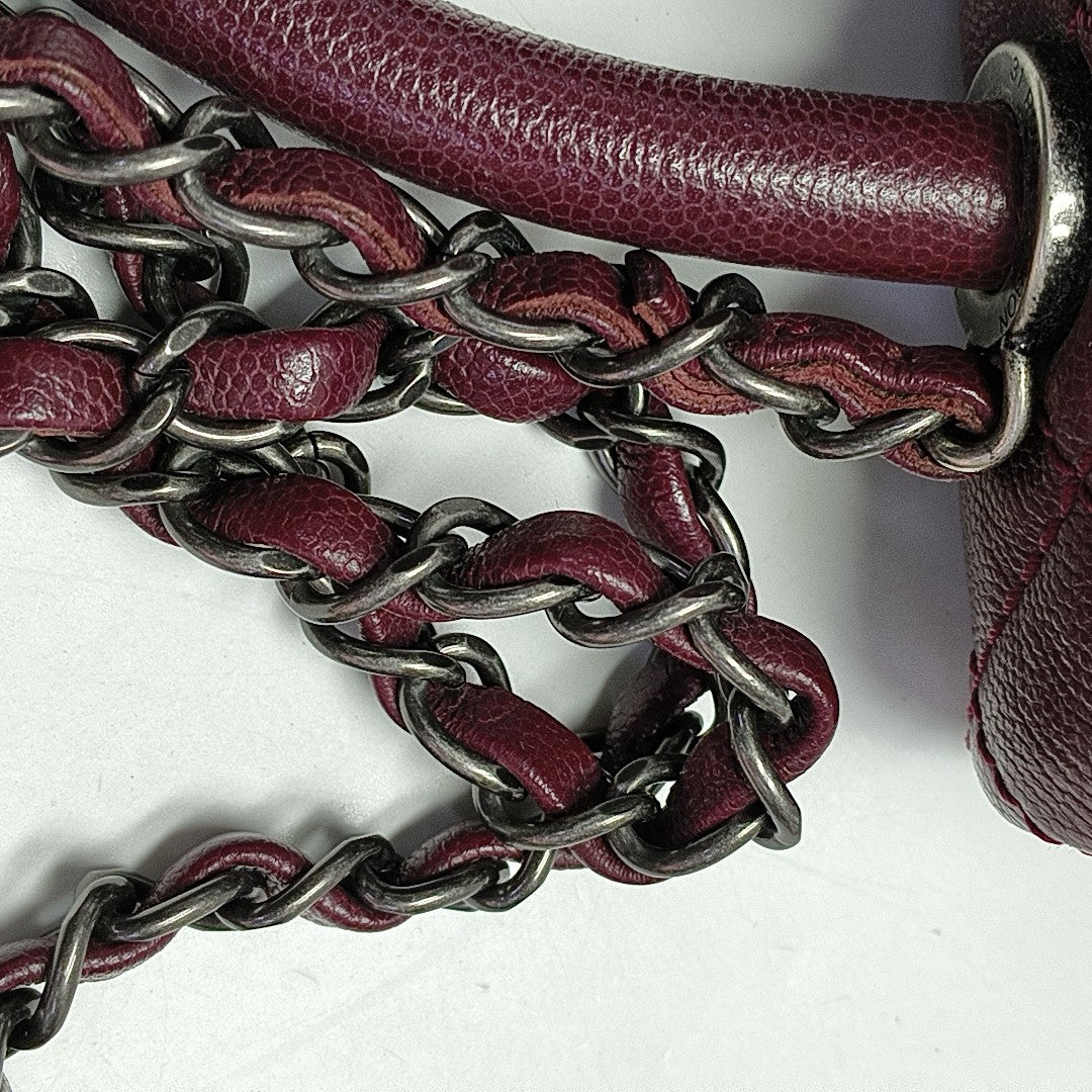 Coco Handle mediana de piel de becerro granulada acolchada burdeos
