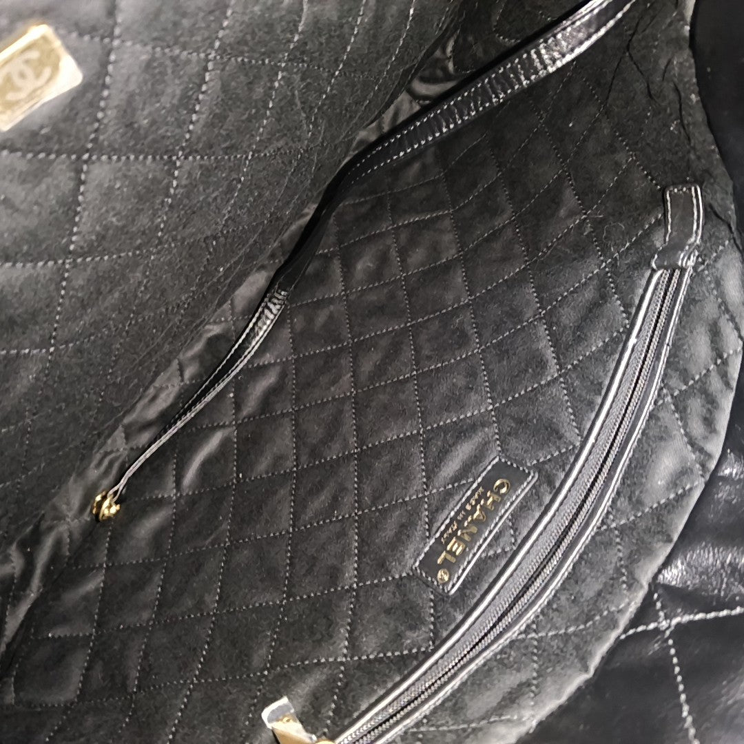 CHANEL 22 Medium Quilted Calfskin Black