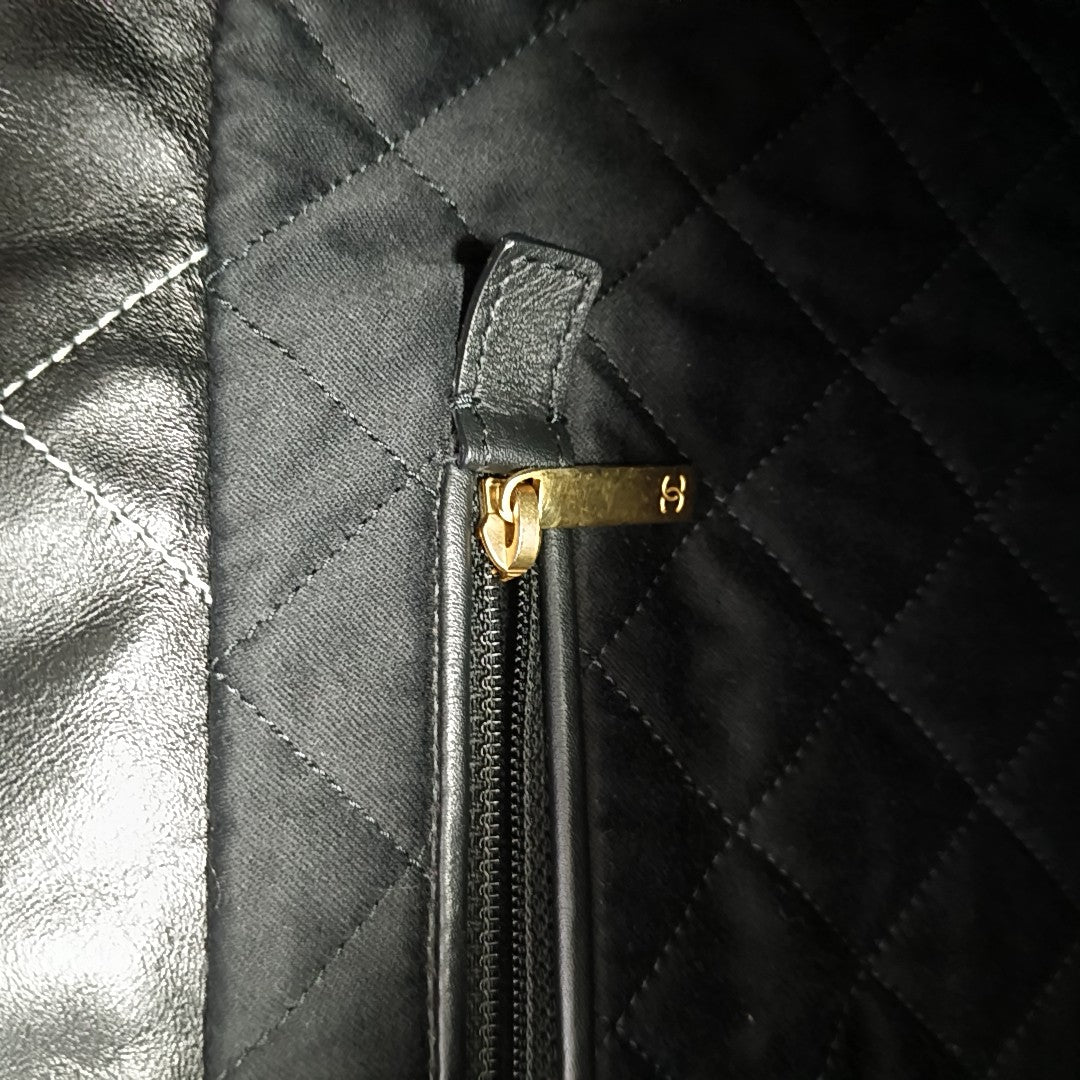 CHANEL 22 Small Quilted Calfskin Black