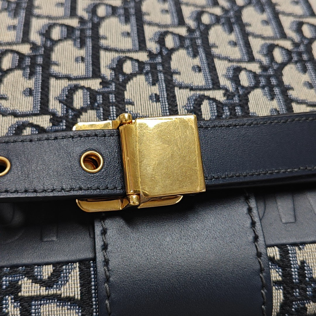 30 Montaigne Medium Oblique Canvas Blue