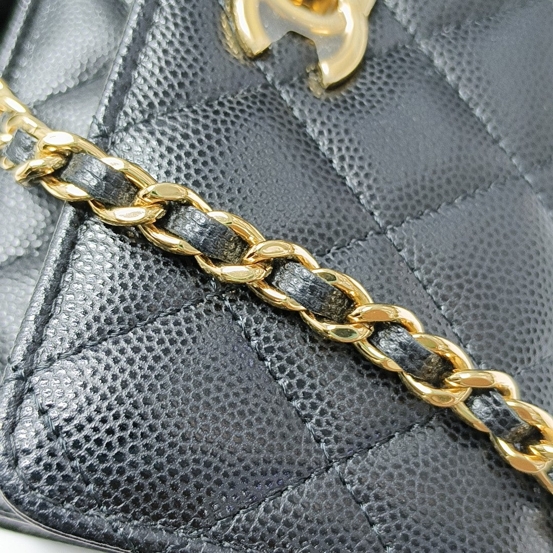 Authenticated pre-owned  CLASSIC FLAP Quilted Calfskin Black - Shoulder Bag at Looply