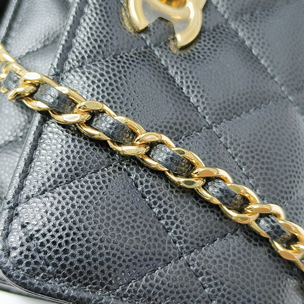 Authenticated pre-owned  CLASSIC FLAP Quilted Calfskin Black - Shoulder Bag at Looply