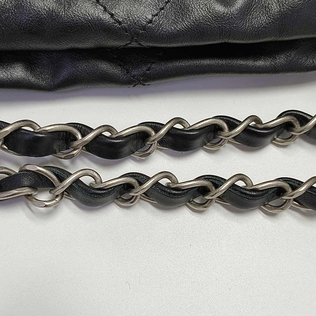 CHANEL 22 Medium Quilted Calfskin Black
