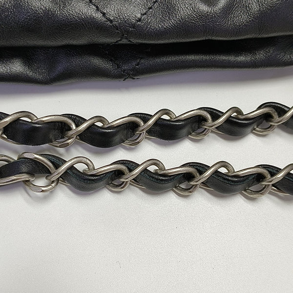 CHANEL 22 Medium Quilted Calfskin Black