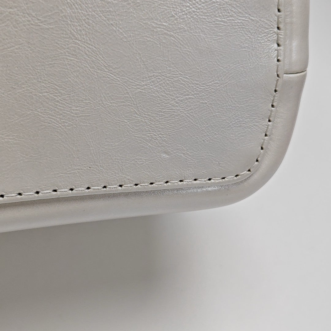 Authenticated pre-owned  GABRIELLE Medium Chevron, Quilted Calfskin White - Shoulder Bag at Looply