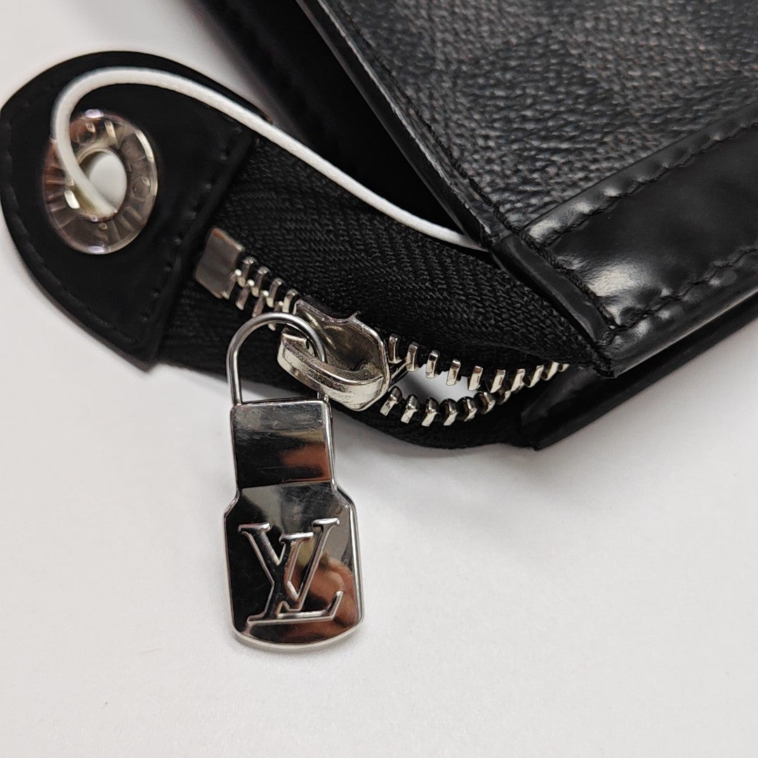Pochette Voyag MM Damier Graphite Coated Canvas Gray