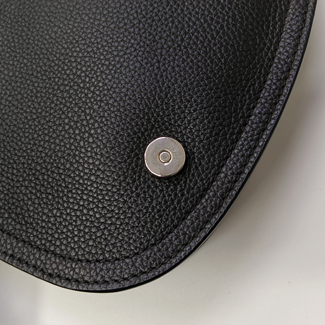 Saddle Medium Calfskin Black