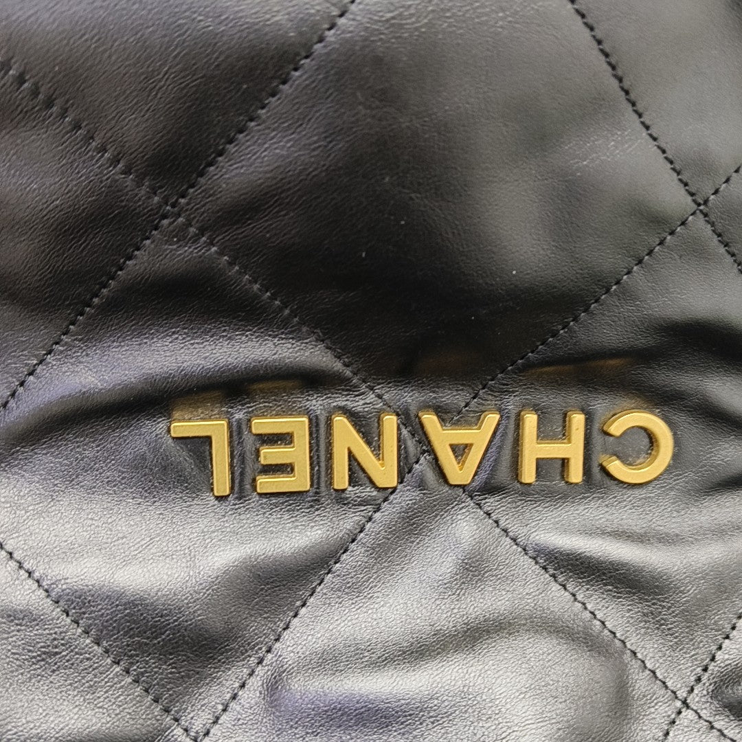 CHANEL 22 Piel de becerro acolchada pequeña negra