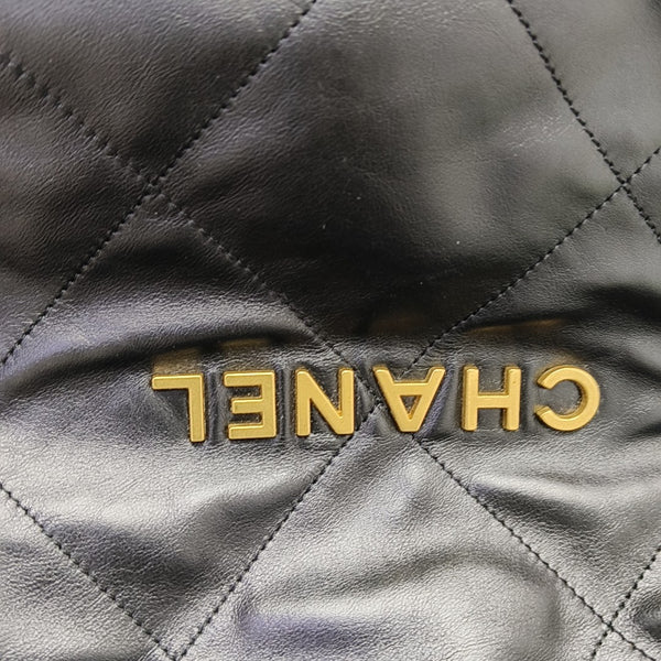 CHANEL 22 Piel de becerro acolchada pequeña negra