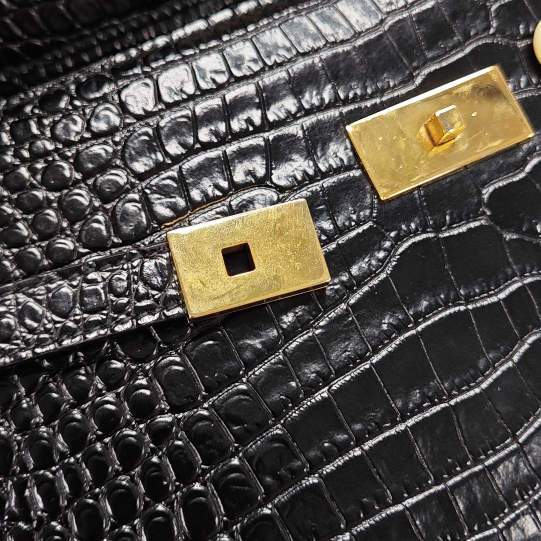 MANHATTAN Medium Calfskin Black