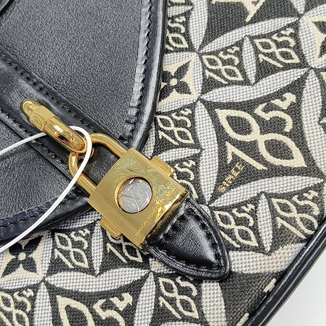 SAUMUR MM Calfskin Black