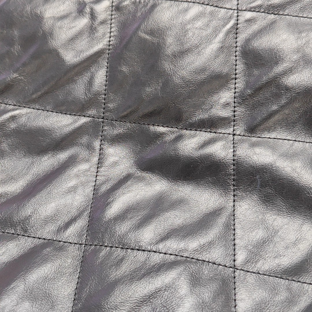 CHANEL 22 Medium Quilted Calfskin Black