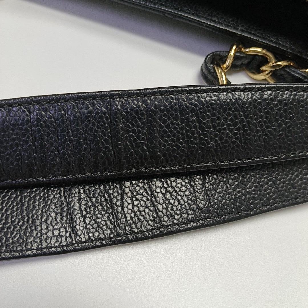 CHANEL GST Extra Grande Piel de Becerro Granulada Acolchada Negra