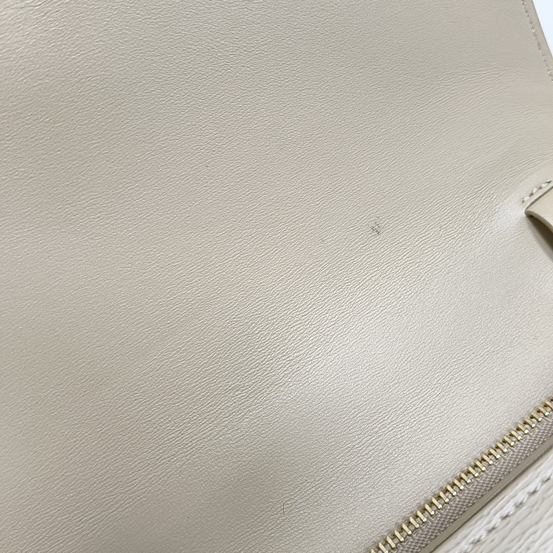 Authenticated pre-owned  CLASSIC BOX Medium Calfskin Beige - Shoulder Bag at Looply